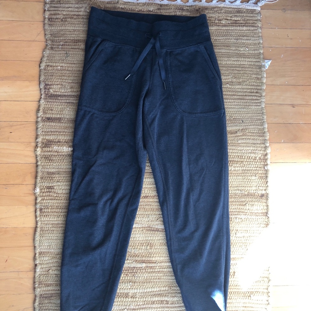 Lulu Lemon gently worn navy joggers size 4
